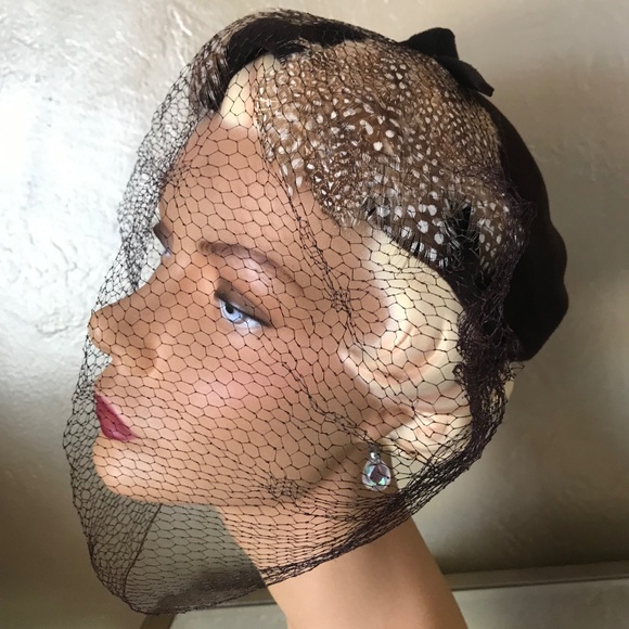 LOVELY 1950s\' BROWN VELOUR JULIET CAP WITH FEATHERS AND FULL SPIDER VEIL main image 4